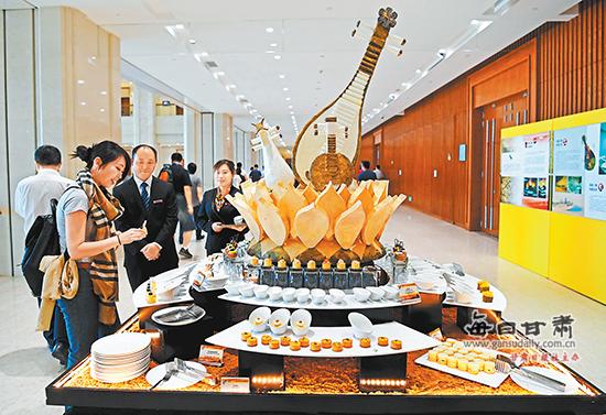 敦煌國際會展中心服務(wù)人員進行會議服務(wù)實操演練